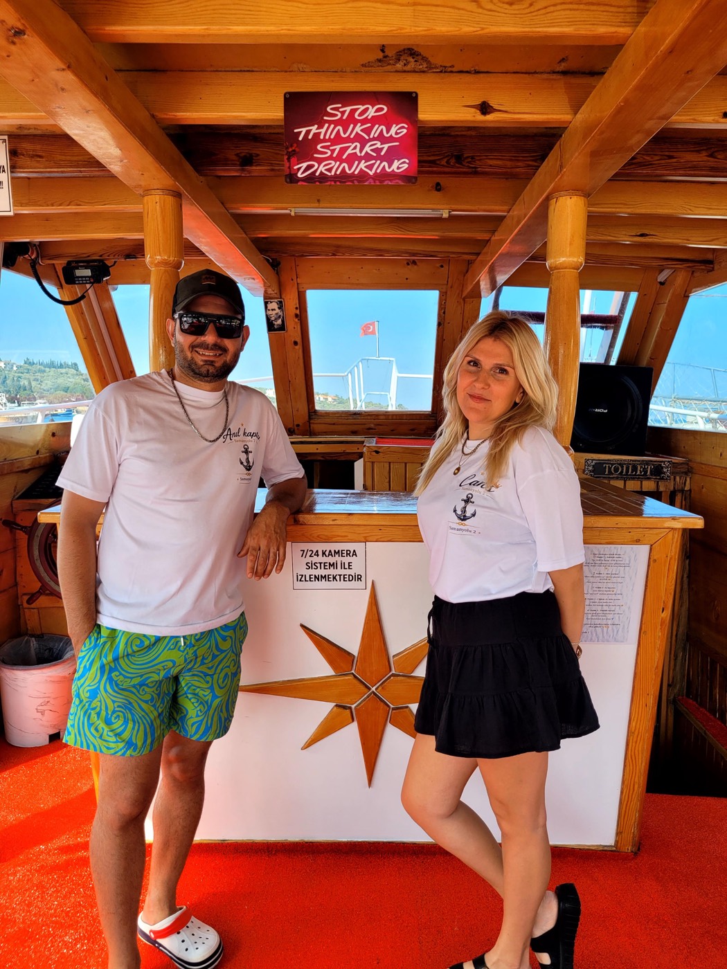 Kaptan Anıl Ün ve Cansu Ün — Çeşme Tekne Turu